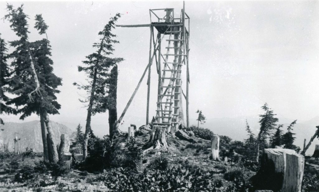 Scurvy Mountain Platform Lookout in 1926. Cecil Sanford photograph, USFS Collection.