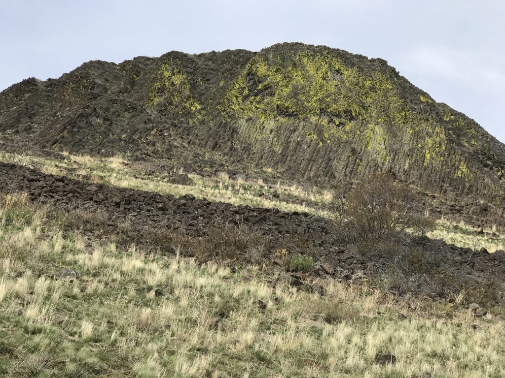 The east face of Piute Butte. The notch is to the left of this photo.