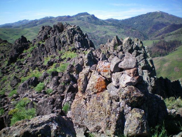 The summit cairn atop Peak 6415 with its lower rocky outcrops/towers in the background to the southeast. Livingston Douglas Photo