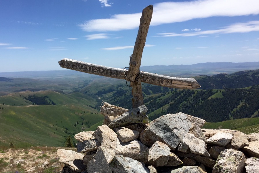 The marker on tje summit of Euzkotarak Peak. The words are upside down. Could this be a grave?